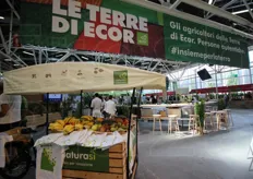 Nello stand di Ecor Natura Si', la catena di supermercati specializzata in bio. Terre di Ecor e' il marchio di qualita' che la catena rilascia a tutti i propri fornitori, dopo attenti controlli.