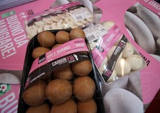 I prodotti della Funghi Valentina con la nuova fascetta che sottolinea la recente certificazione ambientale raggiunta: la carbon footprint.