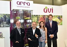 Foto di gruppo presso lo stand AVI-Arra con Rino Storelli, Carlo Lingua, Alessandra Di Pierro e Paolo Carissimo.