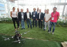 La Adron e la Agritechno posano insieme al prof. Luciano Trentini (il terzo da sinistra) e uno dei droni che usano per le loro attvita' in campo.