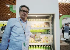 Giampietro Perico, business unit manager di Leni's, posa per noi davanti al frigo di prodotti; in mano tiene una delle novita' portate in fiera: il pack di mele raedy-to-eat tagliate a dadini.