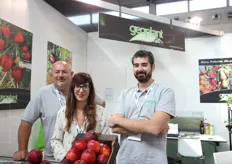 Da sinistra Ivano Pasotti, Lucilla Danesi e Gianluca Pasi della Geoplant Vivai.
