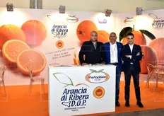 Vincenzo, Biagio e Paolo Parlapiano presso lo stand aziendale. Parlapiano Fruit e' specializzata in arancia bionda di Ribera (a marchio DOP) e anche in pere estive di varieta' Coscia.