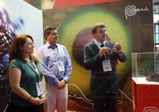 Durante la presentazione del Peru' come paese partner del Macfrut: a destra Renzo Piraccini, presidente di Cesena Fiere, scherza con dell'uva da tavola, uno dei prodotti di punta dell'export peruviano.