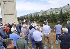 Sullo sfondo l'impianto protetto dai teli antipioggia.
