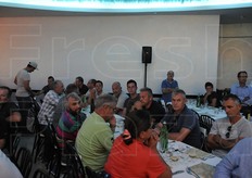 Alcune tavolate di ospiti.