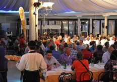 Altre tavolate di ospiti provenienti da tutta Italia e diversi paesi del mondo.