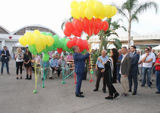 Vittorio Sambucci, tra gli organizzatori dell'evento, mentre consegna i palloncini inaugurali al Sindaco di Cisterna, Eleonora della Penna.
