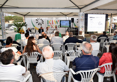 Le manifestazione ha raccolto in uno stesso luogo tanto le proposte commerciali di oltre 60 espositori (dai mezzi tecnici per l'agricoltura, alle attrezzature per la potatura o per l'impollinazione, ai vivaisti, fino a le imprese di produzione e commercializzazione del kiwi), quanto un convegno di approfondimento scientifico.