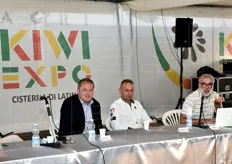Un momento della relazione di Davide Neri (a destra), qui ritratto insieme agli organizzatori di Agri Kiwi Expo, Vittorio Sambucci e Roberto Morrillo.