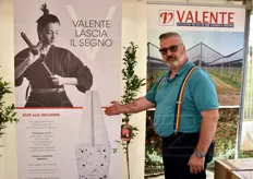 "Mauro Monetini della Valente Pali mostra l'iniziativa "Valente lascia il segno" che rende riconoscibili a colpo d'occhio i pali originali della ditta."
