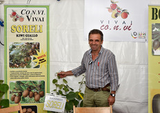 Renato Spada presso il suo stand.