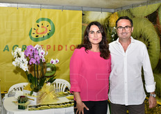 Daniela e il fratello Alfio Lepidio presso il loro stand.
