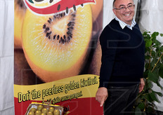 Giampaolo Dal Pane indica il nuovo kiwi giallo club Dori', frutto del miglioramento genetico italiano.