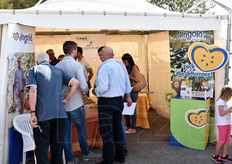 Spiegazioni in corso presso lo stand Jingold.