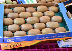 Dal Pane propone diverse cultivar di kiwi: qui vediamo la varieta' R21, un nuovo clone introdotto 3 anni fa. Questi sono i primi frutti ottenuti nel comprensorio di Latina.