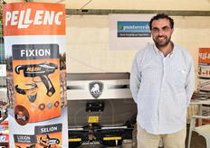 Demetrio Parlapiano dell'omonima azienda biologica e biodinamica e' qui anche in veste di rappresentante della gamma francese di attrezzature Pellenc.