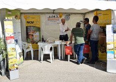 Per la coltura del kiwi, Biolchim offre una vasta gamma di prodotti, ognuno specifico per risolvere le diverse esigenza agronomiche. Per l'interruzione della dormienza, Biolchim propone BLUPRINS; per la fase riproduttiva si segnala FOLICIST, mentre per il diradamento dei fiori laterali consiglia l'uso di SPRAY DÜNGER GLOBAL, fitormone a base di acido naftalenacetico e acido gibberellico. Biolchim offre anche una strategia per l'ingrossamento del frutto che prevede l'uso in miscela di KRISS, NITROCAM e FOLICIST. Per il miglioramento della qualità dei frutti invece propone NOV@ e HYDROFERT 3.5.60, formulato ad alto contenuto di Potassio; entrambi vanno distribuiti tramite fertirrigazione. Forti del bagaglio di esperienza sulla coltura del Kiwi, il 24 settembre il Responsabile Tecnico Italia Franco Vitali, supportato dal tecnico Biolchim Matteo Muzzolon, hanno tenuto un seminario sull'importanza della concimazione post-raccolta, conclusosi con una discussione in cui i presenti hanno condi