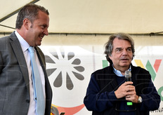 "Si affaccia per un saluto l'On. Renato Brunetta: "Sono qui per imparare. Sto mettendo su un'azienda agricola e vorrei coltivare anche il kiwi", dice."