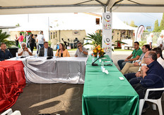 "La tavola rotonda dal titolo "Il kiwi nel mercato di oggi e domani", coordinata da Rossella Gigli, ha visto la partecipazione di Attilio Gullino, Michelino Zeoli, Alfio Lepidio, Giampaolo Dal Pane, Luca Bianconi, Gabriele Farinelli e Vittorio Sambucci."