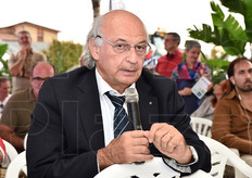 Le osservazioni del Prof. Costa in merito alla necessita', per il settore italiano del kiwi, di aggregarsi.