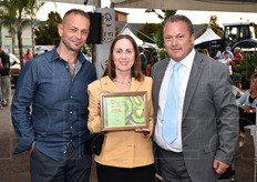 Roberto Morrillo e Vittorio Sambucci consegnano una targa ricordo a Rossella Gigli.