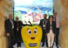 Insieme alla mascotte aziendale, da sinistra: Paolo Gerevini (nuovo direttore generale), Roberto Gorza, Anton Carra, Giovanna Turrini e Federico Barbi.