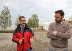 A sinistra Raffaele Rocchetti, responsabile dell'OP Oasi, societa' agricola indipendente che applica, dal punto di vista agronomico, gli standard Bonduelle. I suoi consorziati forniscono la materia prima, da loro prodotta, in esclusiva alle strutture industriali di OP Oasi che produce in esclusiva per Bonduelle prodotti di IV Gamma.