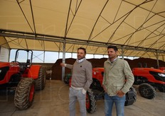 Tutto inizia in campo. Qui siamo nell'azienda agricola Vallere, nell'omonima frazione del bergamasco, visitata martedi' 11 ottobre 2016. L'azienda e' un esempio di produzione all'avanguardia di baby leaf all'interno del panorama Bonduelle. In foto i due fratelli, titolari dell'azienda ereditata dal padre, Angelo Salera, che l'ha fondata negli anni '50. Nella foto a sinistra Nicola, a destra Marco.