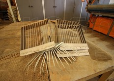 Prima dell'arrivo delle macchine la raccolta era manuale con attrezzi come quelli in foto, e se prima servivano 8 persone e 50 ore di lavoro per raccogliere tutta l'insalatina di una serra, oggi bastano 3 persone e 3 ore di lavoro.