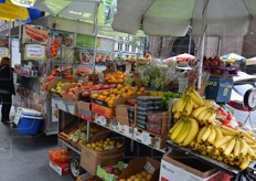 Vendita di frutta e verdura in strada. Il meteo e' stato splendido durante tutta la nostra permanenza, ma non osiamo pensare cosa accade a questa frutta e verdura durante i lunghi giorni di pioggia.