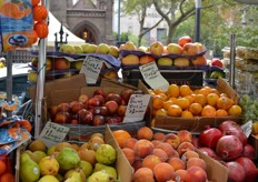 Pesche a 2 dollari. Ma non al kg o alla libbra, bensi' 2 dollari per tre pesche di numero. Anche gli altri cartelli (molto caserecci come si vede) indicano il prezzo non a peso, ma a pezzo.