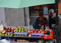 Sulla sinistra, la bilancia meccanica.