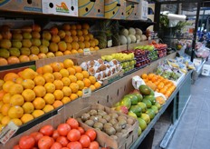 Frutta e verdura esposte nella vetrina di un punto vendita.