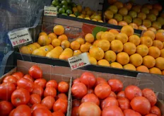 Due arance costano un dollaro (0,88 euro al cambio del 20 ottobre). Il pomodoro (tomato) 2,49 dollari la libbra. Una libbra equivale a 0,45 kg. Quindi questo pomodoro era in vendita a circa 4,50 euro il chilogrammo