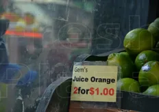 Due arance a 1 dollaro.