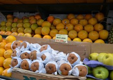 Pere con la carta, avvolte una ad una.