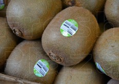 Il bollino di ogni kiwi in un negozio a Manhattan (New York). Manhattan e' una grande isola di 60 kmq, cuore pulsante della citta' e sede finanziaria delle piu' importanti aziende del mondo. In alcuni grattacieli occupati interamente da uffici lavorano fino a 20mila persone in ognuno.