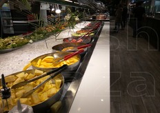 Self service dove vi e' tantissima scelta di frutta e verdura gia' preparata.