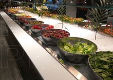 Frutta e verdure preparate per il self service e mantenute in ghiaccio.