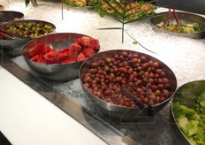 Cocomero a cubetti e acini di uva pronti per il consumo. Si acquista a peso a circa 16 euro il chilogrammo.