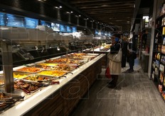 Al self service c'e' anche pasta (cucinata non proprio all'italiana) e tanta carne condita con salse e spezie varie.