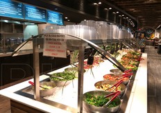 Il buffet e' a peso: oltre 16 euro il chilogrammo per la frutta e la verdura, cruda o cotta che sia.