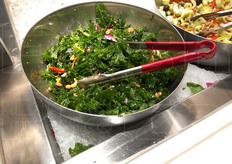 Insalata mista con frutta secca e legumi. A noi non e' dispiaciuta, specie pensando che l'alternativa sarebbe stato un hot dog preso in strada.