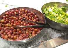 Molto invitante l'uva gia' diraspata. A 16 euro il kg, non dimentichiamolo.