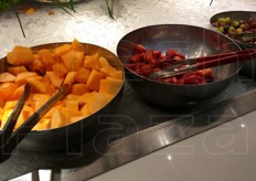 Fragole e melone al buffet di frutta. Le fragole erano particolarmente buone.