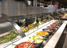 Nella parte superiore si vedono le vaschette ove riporre quel che si sceglie, cosi' da consumarlo subito al tavolo o portarlo via da asporto. Le vaschette sono di due misure diverse.