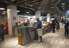 Il self service in realta' funge (quasi) da supermercato.