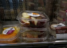 Mele di quarta gamma. A fianco, a destra, una meno salutare cheesecake al cioccolato.