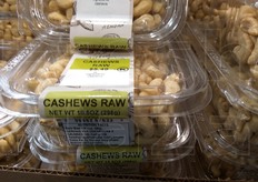 Anacardi confezionati in vaschette da 300 grammi.